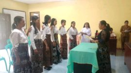 Petugas Pantarlih mengenakan pakaian adat saat pelantikan di Kantor Kecamatan Nita, Senin (24/6)