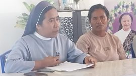 Koordinator TRuK Suster Fransiska Imakulata SSpS didampingi istri korban TPPO saat konperensi pers terkait kasus TPPO yang melibatkan Caleg Terpilih DPRD Sikka, Kamis (27/6)
