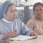 Koordinator TRuK Suster Fransiska Imakulata SSpS didampingi istri korban TPPO saat konperensi pers terkait kasus TPPO yang melibatkan Caleg Terpilih DPRD Sikka, Kamis (27/6)