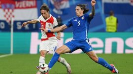 Duel antarpemain dalam laga Italia dan Kroasis, Selasa (25/6) dinihari WIB 