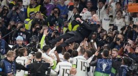 Euforia pemain Real Madrid dengan mengangkat pelatih Carlo Ancelotti ke udara usai mengalahkan Borussia Dortmund