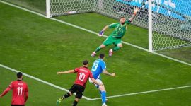 Pemain Albania, Nedim Bajrami mencetak gol tercepat dalam sejarah Euro kala membobol gawang Italia, Minggu (16/6) WIB dinihari