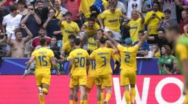 Euforia pemain Rumania menyambut gol ke gawang Ukraina dalam laga Euro Eropa, Senin (17/6)