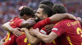 Timnas Spanyol merayakan gol Dani Carvajal ke gawang Kroasia, Sabtu (15/6) WIB malam