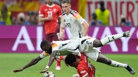 Duel antarpemain pada laga Swiss versus Jerman, Euro 2024, Senin (24/6) dinihari WIB