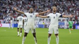 Jude Bellingham dan Harry Kane merayakan kemenangan Inggris atas Slovakia