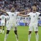 Jude Bellingham dan Harry Kane merayakan kemenangan Inggris atas Slovakia
