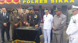Kapolres Sikka AKBP Hardi Dinata menandatangani Prasasti Ruang Vicom Tantya Sudhirajati pada momentum peringatan HUT Bhayangkara ke-78, Senin (1/7)