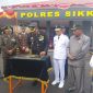 Kapolres Sikka AKBP Hardi Dinata menandatangani Prasasti Ruang Vicom Tantya Sudhirajati pada momentum peringatan HUT Bhayangkara ke-78, Senin (1/7)