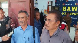 Bakal Calon Bupati Bernadus Ratu dan Bakal Calon Wakil Bupati Albertus Ben Bao di Kantor Bawaslu Sikka, Selasa (2/7) 