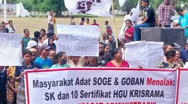 Aksi damai masyarakat adat di Kantor Bupati Sikka, Rabu (3/7)