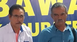 Pasangan bakal calon Bernadus Ratu dan Albertus Ben Bao (Paket Bernas) keluar dari ruang sidang sengketa pemilihan, Rabu (10/7) 