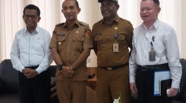 Penjabat Bupati Sikka pose bersama Panitia Pelaksana Harkopnas Tingkat NTT di Maumere, Senin (15/7)