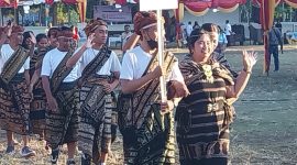 Perwakilan Kabupaten Sabu Raijua sast display peserta pada Harkopnas Tingkat NTT di Maumere, Selasa (16/7)