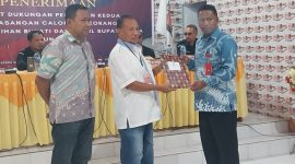 Ketua KPU Sikka Herimanto menyerahkan Beruta Acara Penyerahan Syarat Dukungan Perbaikan Kedua, Rabu (17/7)