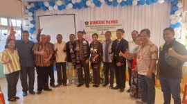 Para pemateri pose bersama Panitia Pelaksana dan sejumlah peserta Diskusi Panel di SDK Maumere 2, Sabtu (20/7)