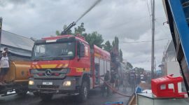 Mobil damkar Bandara Frans Seda sedang berupaya memadamkan api, Selasa (30/7) 