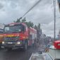 Mobil damkar Bandara Frans Seda sedang berupaya memadamkan api, Selasa (30/7) 