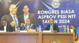 Ketua Asprop PSSI NTT Chris Mboeik memimpin Kongres Biasa III, Sabtu (29/6)
