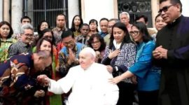 Paus Fransiskus saat bersama jurnalis dari Paguyuban Wartawan Katolik Indonesia (PWKI) pada Rabu, 16 Nopember 2022 lalu (foto: dokumen PWKI)