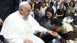 Ansy Lema mencium tangan Paus Fransiskus 