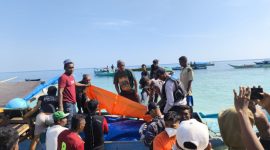 Tim SAR Gabungan bersama warga setempat mengevakuasi jasad nelayan warga Desa Henga ke Puskesmas Talibura, Jumat (19/7)