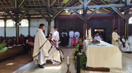 Pater Wilhelm Djulei menyatakan pembahatuan Janji Imamat di Gereja Tua Sikka, Minggu (21/7)