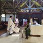 Pater Wilhelm Djulei menyatakan pembahatuan Janji Imamat di Gereja Tua Sikka, Minggu (21/7)