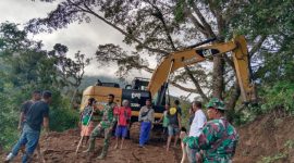 Personil Kodim Sikka bersama warga sekitar melaksanakan Pra TMMD di Desa Ri'it