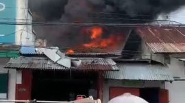 Kebakaran di pertokoan Maumere, Selasa (30/7)