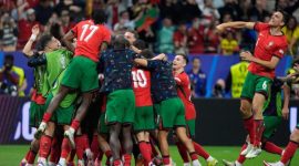 Selebrasi skuad Portugal usai menyingkirkan Slovenia, Selasa (2/7) dinihari WIB