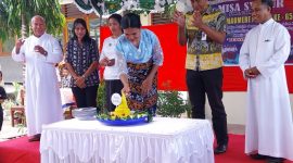 Pelaksana Tugas Kepala SDK 093 Maumere IV Maria Ratna Dafrosa memotong tumpeng HUT ke-65 sekolah itu, Kamis (1/8)