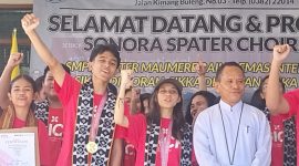 Duta-duta seni Sonora Spater Choir memperlihatkan medali emas yang mereka raih pada Bali International Choir Festival