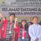 Duta-duta seni Sonora Spater Choir memperlihatkan medali emas yang mereka raih pada Bali International Choir Festival
