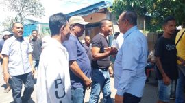 Bakal Calon Bupati Sikka Suitbertus Amandus meyambut kedatangan pendkung dalam Temu Kangen Keluarga Besar SARR, Minggu (4/8)