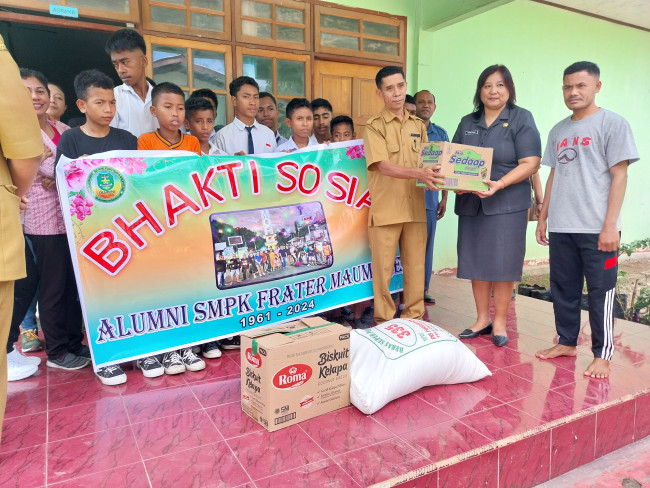 Aksi sosial Panitia Reuni Akbar Alumni SMPK Frater Maumere di SDLB Beru di Jalan Brai, Selasa (6/8)