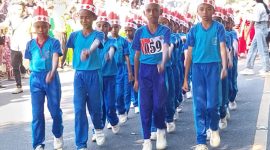 Salah satu peserta lomba gerak jalan tingkat sekolah dasar, Senin (12/8)