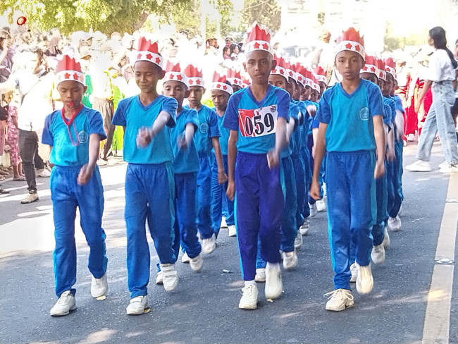 Salah satu peserta lomba gerak jalan tingkat sekolah dasar, Senin (12/8)