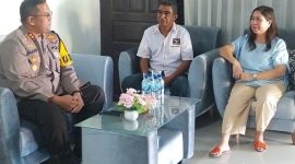 Kapolres Sikka AKBP Hardi Dinata berbincang santai dengan Ketua dan Sekretaris Partai Garuda Sikka Heldigardis Sunur dan Faustinus Vasko, Selasa (13/8) 