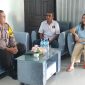 Kapolres Sikka AKBP Hardi Dinata berbincang santai dengan Ketua dan Sekretaris Partai Garuda Sikka Heldigardis Sunur dan Faustinus Vasko, Selasa (13/8) 