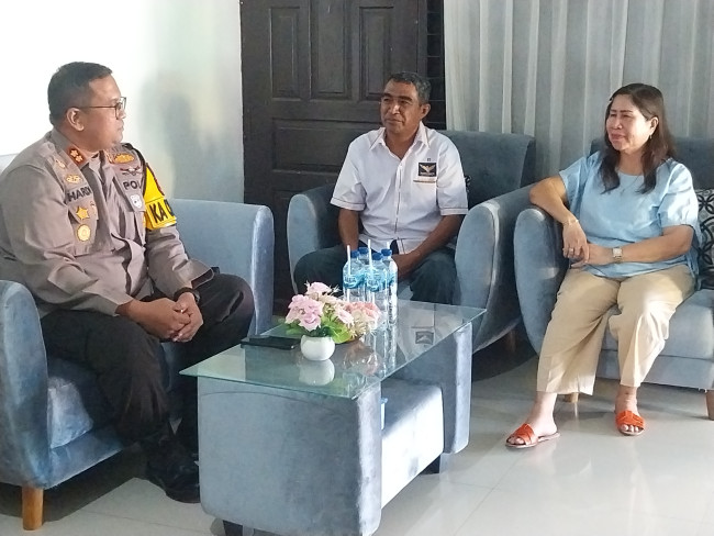 Kapolres Sikka AKBP Hardi Dinata berbincang santai dengan Ketua dan Sekretaris Partai Garuda Sikka Heldigardis Sunur dan Faustinus Vasko, Selasa (13/8) 