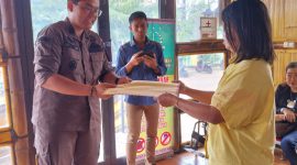 Koordinator Jaringan HAM Sikka Maria Hendrika Hungan menyerahkan surat kepada Kasi Intelijen Kejari Sikka, Jumat (16/8)