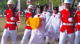 Aksi Wulantari dalam barisan Kelompok 8 Paskibra