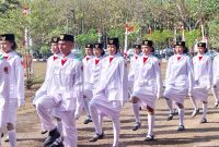Seorang anggota Paskibra Sikka tampak mengenakan jilbab saat upacara pengibaran bendera merah putih di halaman Kantor Bupati Sikka, Sabtu (17/8)