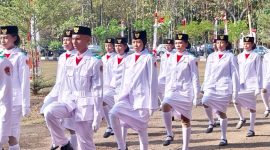 Seorang anggota Paskibra Sikka tampak mengenakan jilbab saat upacara pengibaran bendera merah putih di halaman Kantor Bupati Sikka, Sabtu (17/8)
