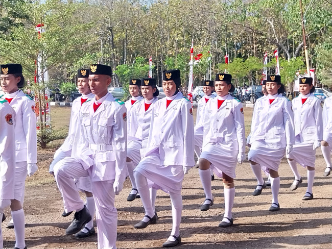 Seorang anggota Paskibra Sikka tampak mengenakan jilbab saat upacara pengibaran bendera merah putih di halaman Kantor Bupati Sikka, Sabtu (17/8)