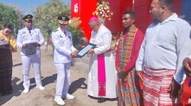 Uskup Maumere menerima piagam penghargaan Kalpataru 2024 dari Penjabat Bupati Sikka Adrianus Firminus Parera, Sabtu (17/8)