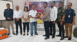 Ketua KPU Sikka menyerahkan Berita Acara Verifikasi Faktual Kedua dan Rekapitulasi Akhir kepada Ketua Tim Pemenang Florida Fransesko Dijer da Gomez, Sabtu (17/8)