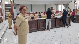 Sekretaris DPRD Sikka Heriantje sedang memantau persiapan ruang pelantikan anggota DPRD Sikka, Senin (19/8)