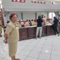 Sekretaris DPRD Sikka Heriantje sedang memantau persiapan ruang pelantikan anggota DPRD Sikka, Senin (19/8)